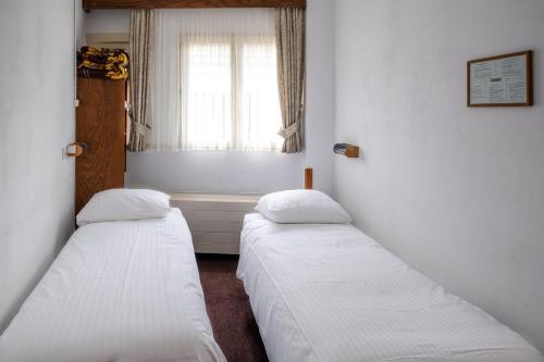 Budget Twin Room image 2
