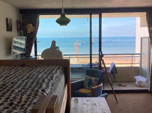 TINY APT w/ balcony and SEAVIEW, even out of your bed !, Ostende (photo 8)