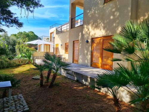 2 bedrooms house with enclosed garden and wifi at Torre Colonna Sperone 1 km away from the beach