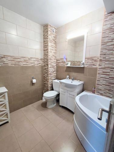 Vannas istaba, Quiet and Cozy 2 bedroom flat with free parking included in Floresti (Cluj)