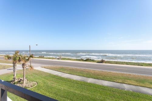 Sea Dancer 210, 2BR, Beach Front, Pool, Wi-Fi, Sleeps 6