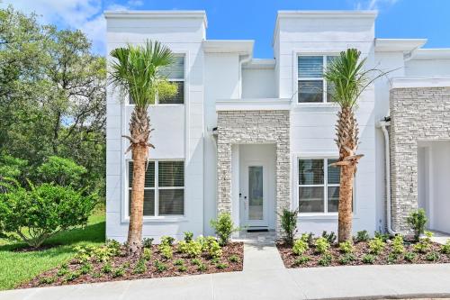 New Spacious & Tranquil Townhouse near Disney - 4BR, 3FB, and Pool