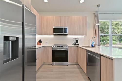 New Spacious & Tranquil Townhouse near Disney - 4BR, 3FB, and Pool thumb 4