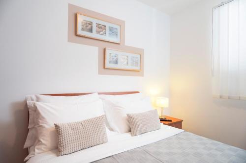Hektorovic poolside apartments - image 4