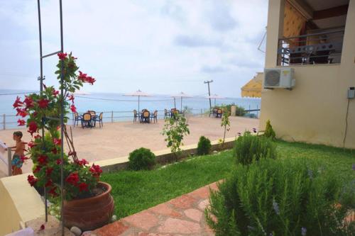 Platis-Gialos apartments in Paralia (Fanari)