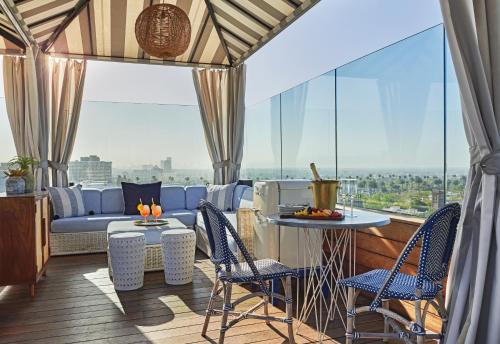 Bar/lounge, Sixty Beverly Hills Hotel in Beverly Hills