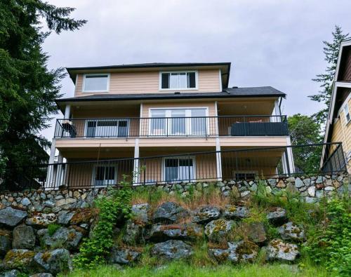 Cozy Renovated Oasis W Private Terrace & Parking in Victoria, Canada