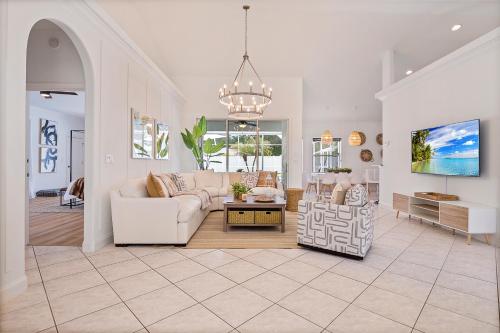 VILLA LAS PALMAS Beautiful Fenced-in Pool Home with Spa- Sleeps 8 in Flagler Beach, USA