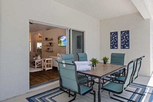 WHISPERING PALM Newly renovated cozy fenced in pool home - sleeps 8