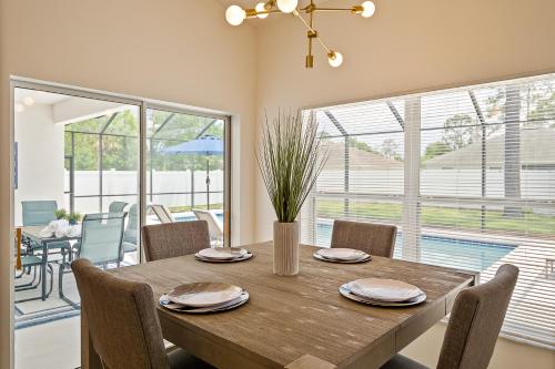 WHISPERING PALM Newly renovated cozy fenced in pool home - sleeps 8