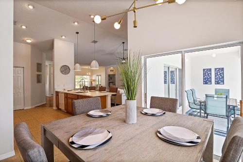 WHISPERING PALM Newly renovated cozy fenced in pool home - sleeps 8 in Palm Coast, USA