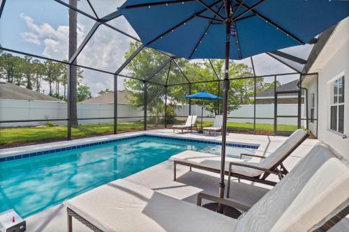 WHISPERING PALM Newly renovated cozy fenced in pool home - sleeps 8
