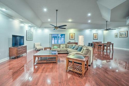 Expansive Villa on 2 and Acres 5 Mi to Sponge Docks! - image 2