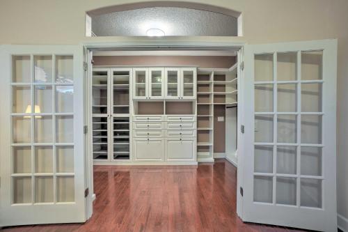 Expansive Villa on 2 and Acres 5 Mi to Sponge Docks! - image 14