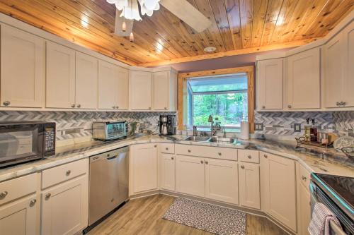 Lakeside Hot Springs Retreat with Kayaks and Boat Dock in Hot Springs Village, USA