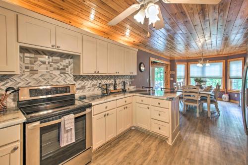 Lakeside Hot Springs Retreat with Kayaks and Boat Dock in Hot Springs Village, USA