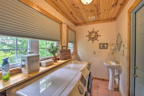 Lakefront Hot Springs Retreat with Deck and Boat Dock! - image 9