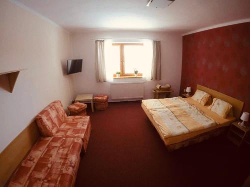 1 double bed, 1 twin bed