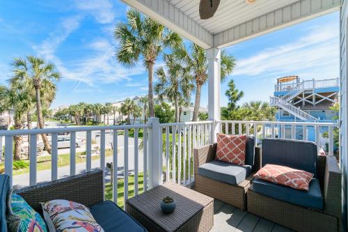 Blue Breeze 4 Bedrooms 3 Bathrooms Sleeps 10 walk to Beach - main image