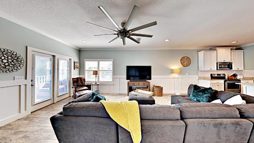 Blue Breeze 4 Bedrooms 3 Bathrooms Sleeps 10 walk to Beach - image 10