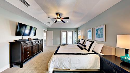 Blue Breeze 4 Bedrooms 3 Bathrooms Sleeps 10 walk to Beach - image 9