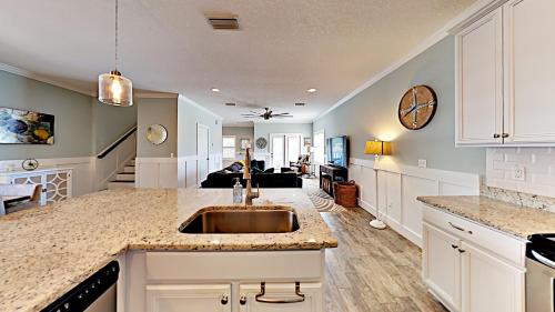 Blue Breeze 4 Bedrooms 3 Bathrooms Sleeps 10 walk to Beach - image 11