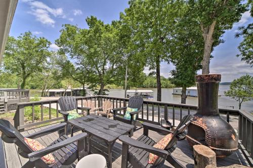 Dock and Grand Lake Access! Idyllic Afton Getaway in 克萊爾莫爾