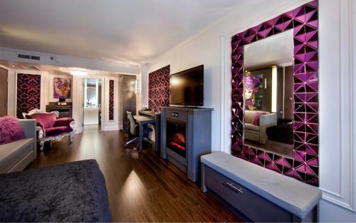 Purple Suite, 1 Queen Bed and 1 Queen Murphy Bed