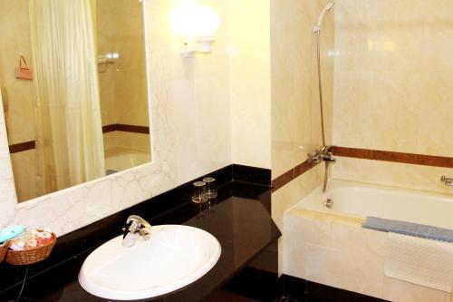 Bathroom, Huong Sen Hotel near Le Loi Street