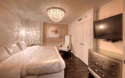 White Premium Suite, 1 King Bed and 1 Queen Murphy Bed
