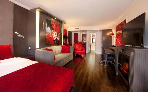 Red Suite, 1 Queen Bed and 1 Queen Murphy Bed