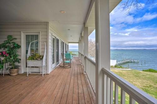 Beachfront Urbanna Home with Gas Grill and Deck!