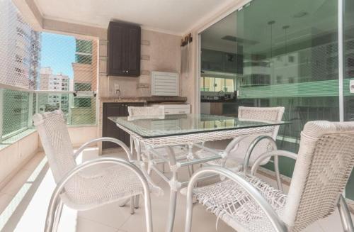 Apartamento c/ hidromassagem 3 Suítes em Meia Praia