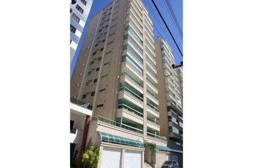 Apartamento c/ hidromassagem 3 Suítes em Meia Praia