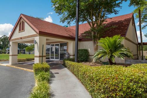 Red Roof Inn & Suites Brunswick I-95