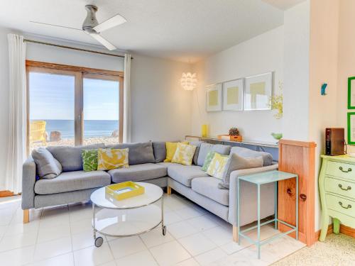 Sunshine House, 3 Bedrooms, Sleeps 8, Ocean Front, Pet Friendly, WiFi