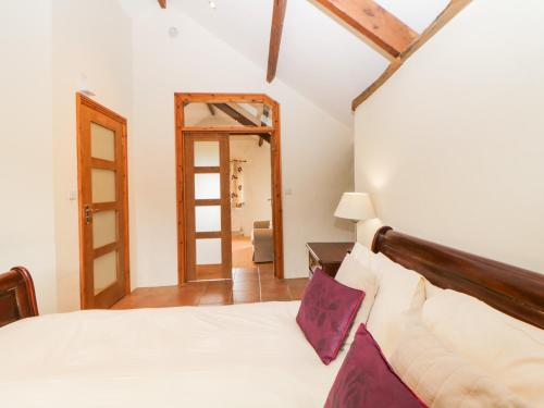 WhiteTor Farm: Nestling - image 2