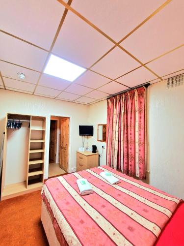 Triple room, shower