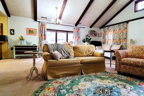 Large 1 BR Cottage, KING BED on the Lake in Paw Paw