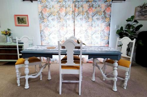 Létesítmények, Large 1 BR Cottage, KING BED on the Lake in Paw Paw