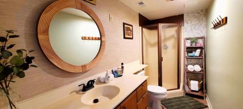 Large 1 BR Cottage, KING BED on the Lake in Paw Paw, USA