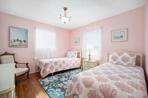 Plaza Cottage 2 Bedrooms Walk to the Beach Sleeps 6 - image 7