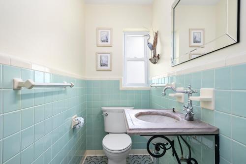 Plaza Cottage 2 Bedrooms Walk to the Beach Sleeps 6 - image 12