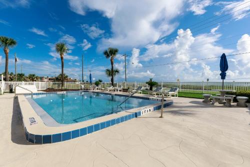 Starboard Light 1 2 Bedrooms Pool Access WiFi Pool Table Sleeps 6 - image 14