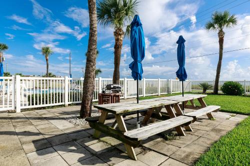 Starboard Light 1 2 Bedrooms Pool Access WiFi Pool Table Sleeps 6 - image 2