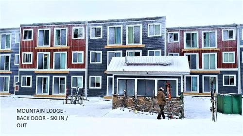 Stroll to Slopes, Village Area, Ski in-out MtLodge 151