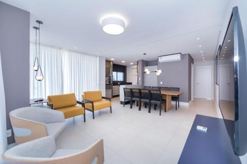 Adra 306 - Excelente Cobertura Duplex - Centro/Bombinhas- Rooftop com Piscina - À poucos metros da praia - (Consultar serviços de roupas de cama e banho), Bombinhas (foto 6)