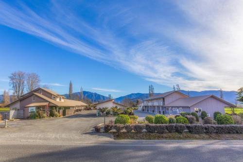 Takaka Hotels