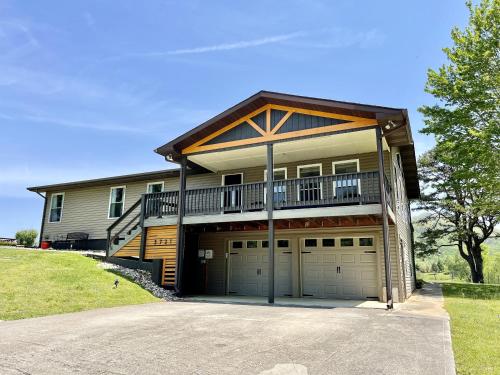 Wearadise Mountain Views Home with Hot Tub in Sevierville, USA