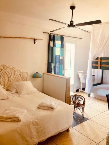 1 queen bed, 2 bunk beds